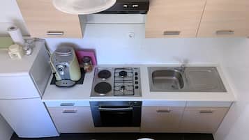 Kühlschrank, Ofen, Herdplatte, Wasserkocher mit Kaffee-/Teezubehör