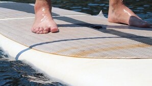 Une planche de paddle avec un panneau indiquant la possibilité de louer des planches de paddle.
