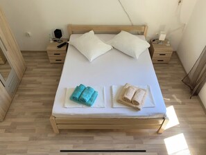 2 bedrooms, iron/ironing board, WiFi, bed sheets