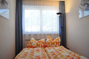 2 bedrooms, travel cot, WiFi, bed sheets