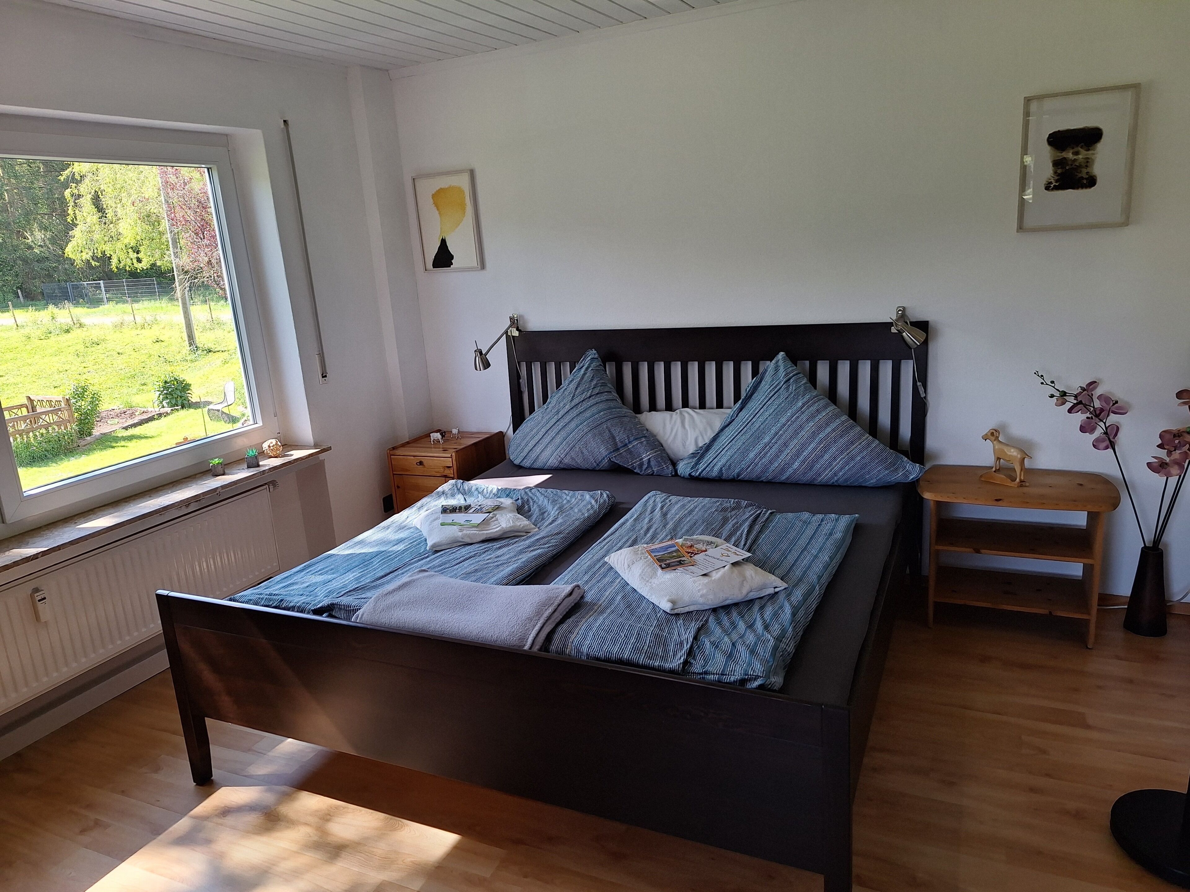 Bequemes Doppelbett 1,80m x 2m mit hochwertigen Matratzen - frisch bezogen 