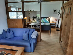 1 habitación, tabla de planchar con plancha y cuna de viaje 