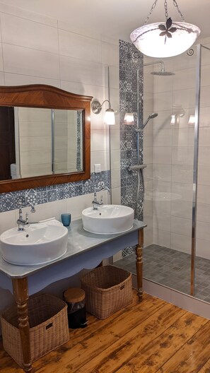 Bathtub, hair dryer, towels, toilet paper