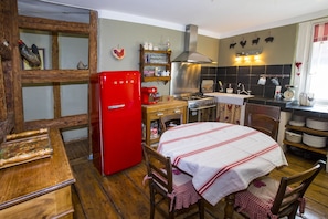 Réfrigérateur, four à micro-ondes, un four, surface de cuisson