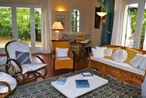 Téléviseur, foyer, lecteur de DVD, table de ping-pong