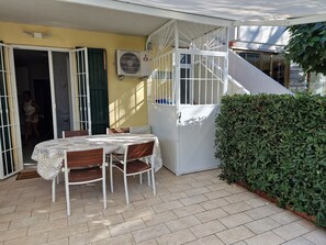 تناول الطعام بالخارج