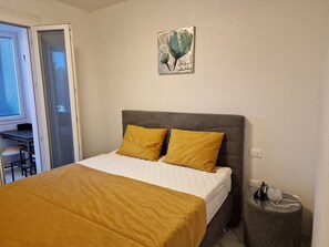 2 عدّة غرف نوم وخزنة داخل الغرفة ومكتب ومكواة/لوح كي