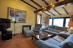 Télévision, cheminée, lecteur de DVD, table de tennis de table