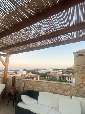 Terrace/patio - Casa del la Luz in beautiful green surroundings, pool, large roof terrace (Ayamonte)