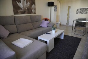 TV, DVD player - Casa del la Luz in beautiful green surroundings, pool, large roof terrace (Ayamonte)