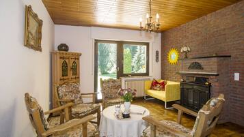 Fernseher, DVD-Player, Kinderspielzeug, Bücher