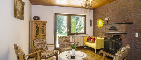 Téléviseur, lecteur de DVD, jouets, livres