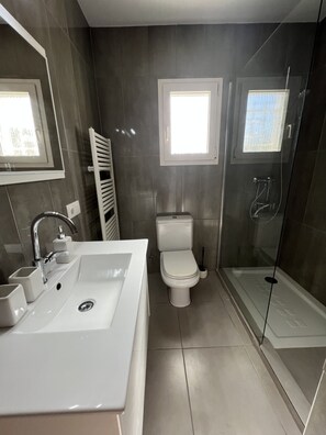 Shower, hair dryer, towels, soap - Quiet villa with its own private pool and garden - close to the beach (100m). (Cala d´Or)