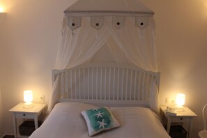 3 bedrooms, in-room safe, iron/ironing board, travel cot - Quiet villa with its own private pool and garden - close to the beach (100m). (Cala d´Or)