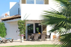 Outdoor dining - Quiet villa with its own private pool and garden - close to the beach (100m). (Cala d´Or)