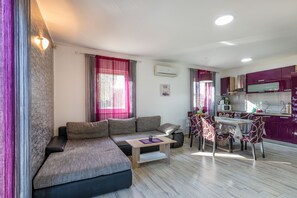 Fernseher, Kamin, DVD-Player, Bücher