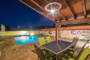 Outdoor pool - Quiet and secluded, minutes from the beach, private pool in a beautiful garden (Krmed)