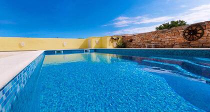 Quiet and secluded, minutes from the beach, private pool in a beautiful garden