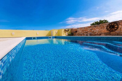 Quiet and secluded, minutes from the beach, private pool in a beautiful garden