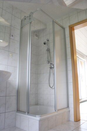 Bruser, hårtørrer, Toiletpapir