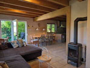 Smart TV, fireplace, DVD player, books