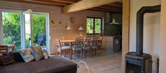 静かでのどかな黒い森の谷の居心地の良い、一戸建ての別荘