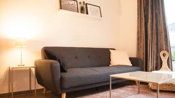Fernseher, Tischtennisplatte, Bücher