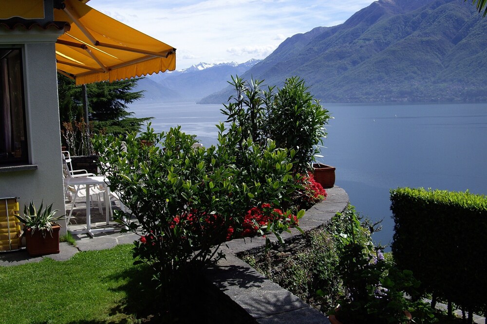 Beautiful holiday home in a top location above the lake