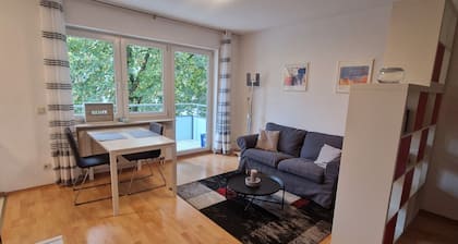 Ruhiges Ein-Raum-Appartement mit ausgestatteter Küche und Duschbad - mit Balkon