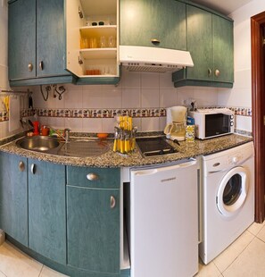Réfrigérateur, micro-ondes, plaque de cuisson, cafetiÚre/bouilloire