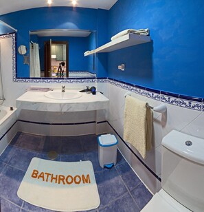 Combined shower/bathtub, hair dryer, towels - Feel-good oasis for 4 people in excellent location (Corralejo)