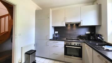 Een koelkast, een magnetron, een oven, een vaatwasser