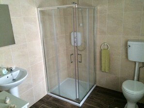 シャワー、ヘアドライヤー、タオル、石鹸