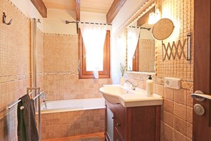 Combined shower/tub, hair dryer, towels