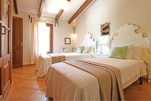 3 habitaciones, tabla de planchar con plancha y cuna de viaje
