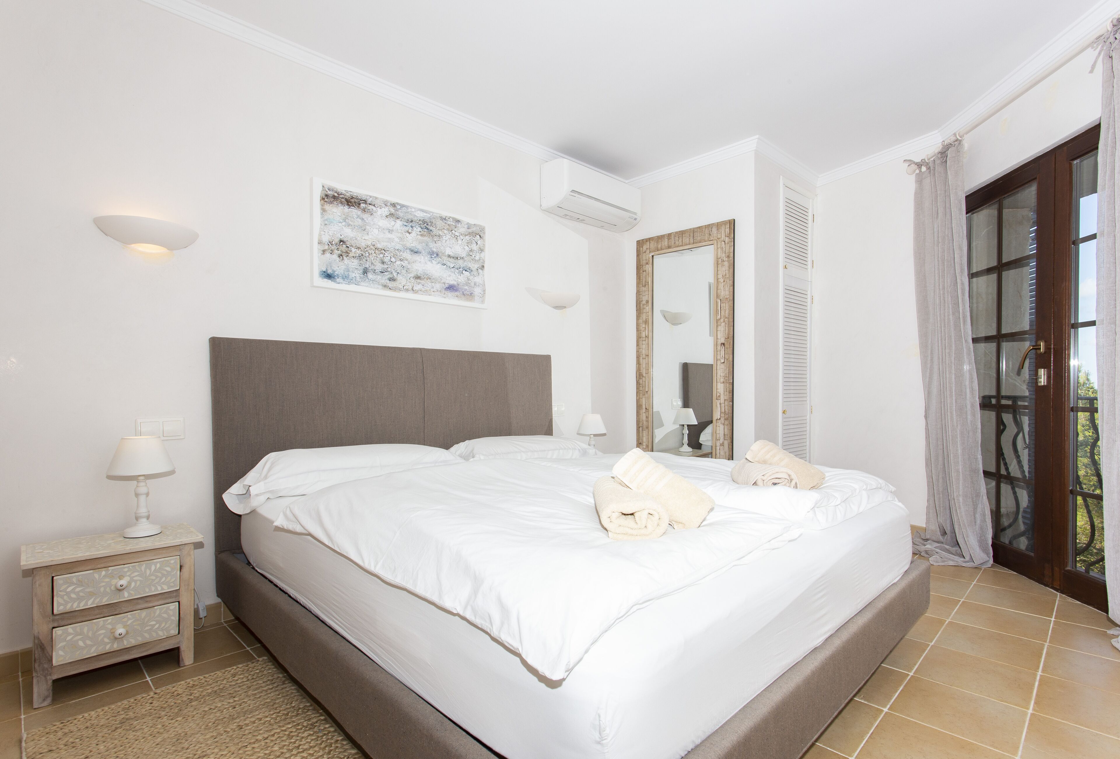 3 bedrooms, desk, travel crib, WiFi