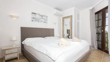 3 bedrooms, desk, travel crib, WiFi