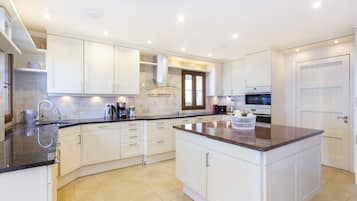 KĂŒhlschrank, Mikrowelle, Ofen, Herdplatte