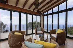 Smart-tv en een open haard