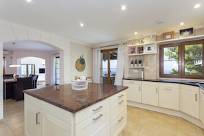 Fridge, microwave, oven, stovetop - ****** Villa Valldemossa ****** (Valldemosa)