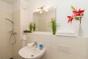 Douche, sèche-cheveux