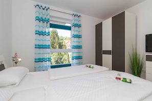 3 bedrooms, travel crib, WiFi