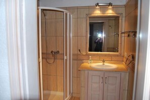 Dusche, Haartrockner, Handtücher, Seife