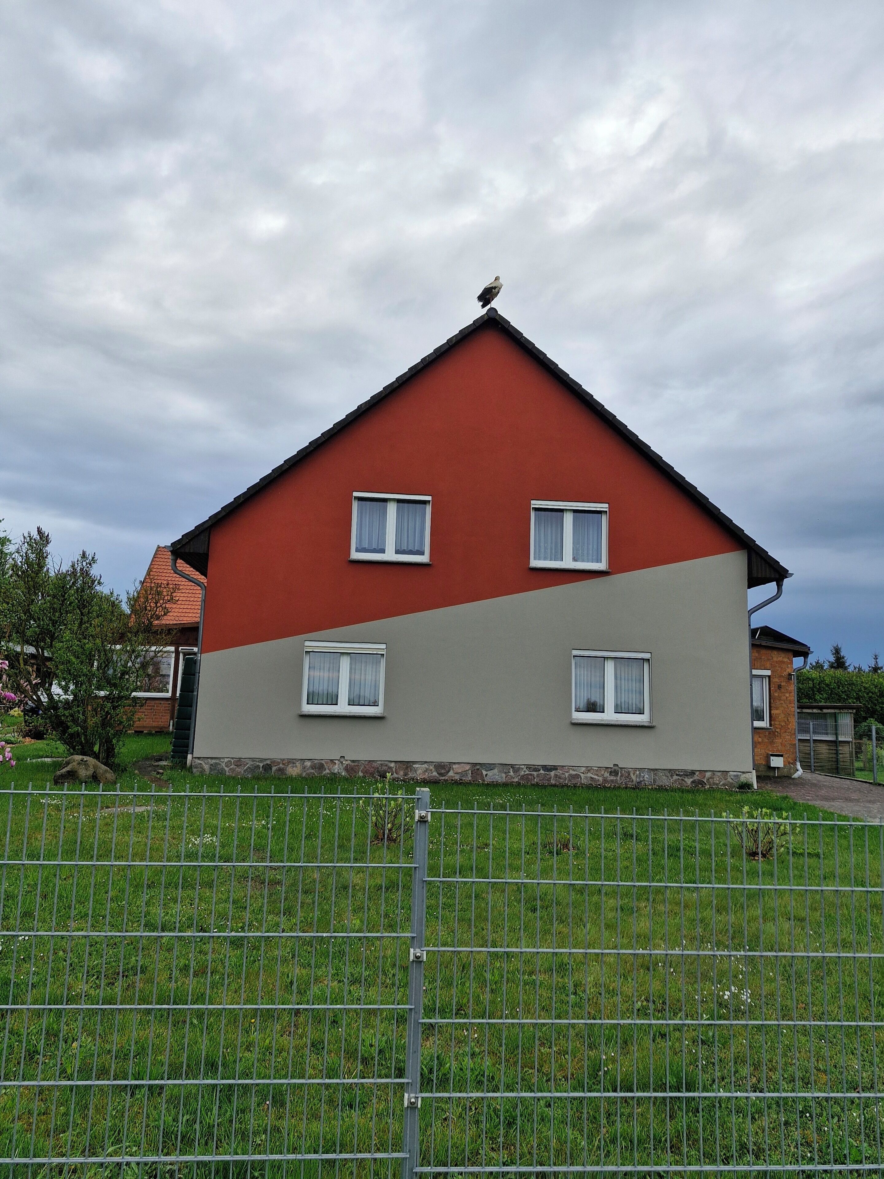 Die Straßenansicht mit eigener Auffahrt rechts