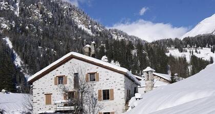 Romantic cottage for up to 8 P, in Val Poschiavo