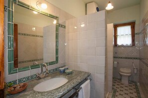 Dusche, Haartrockner, Bidet, Handtücher