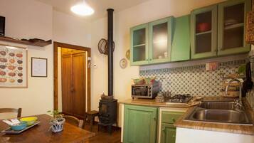 KylskÄp, ugn, spishÀll och kaffe- och tebryggare