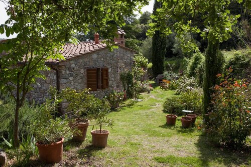 beautiful accommodation in a quiet location and with a huge garden, M2