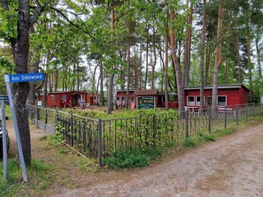 A forested area with a red cabin labeled "Am Sidowsee" and a sign indicating a distance of 2.0 km.