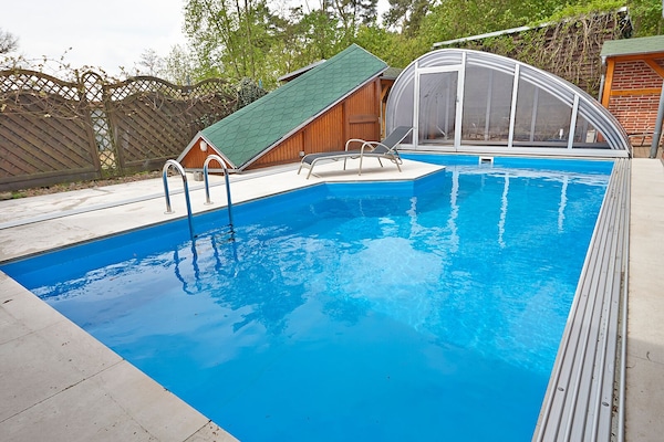 Pool mit offener Überdachung
